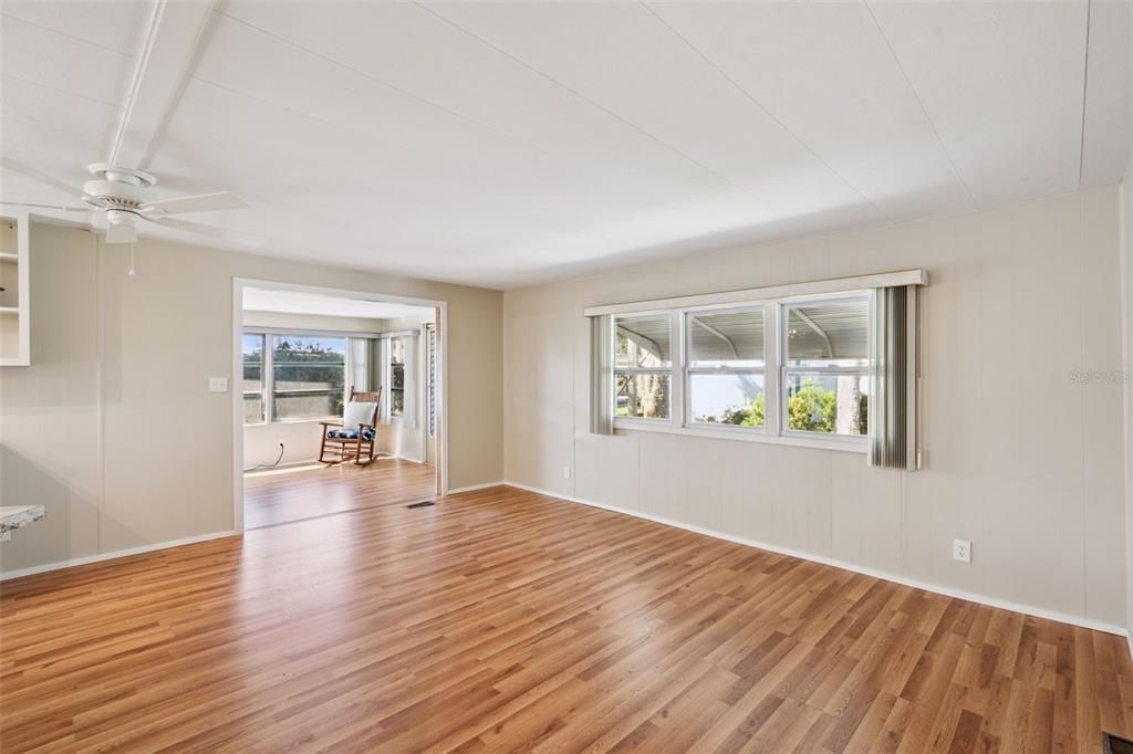 待售: $164,900 (2 贝兹, 2 浴室, 1104 平方英尺)