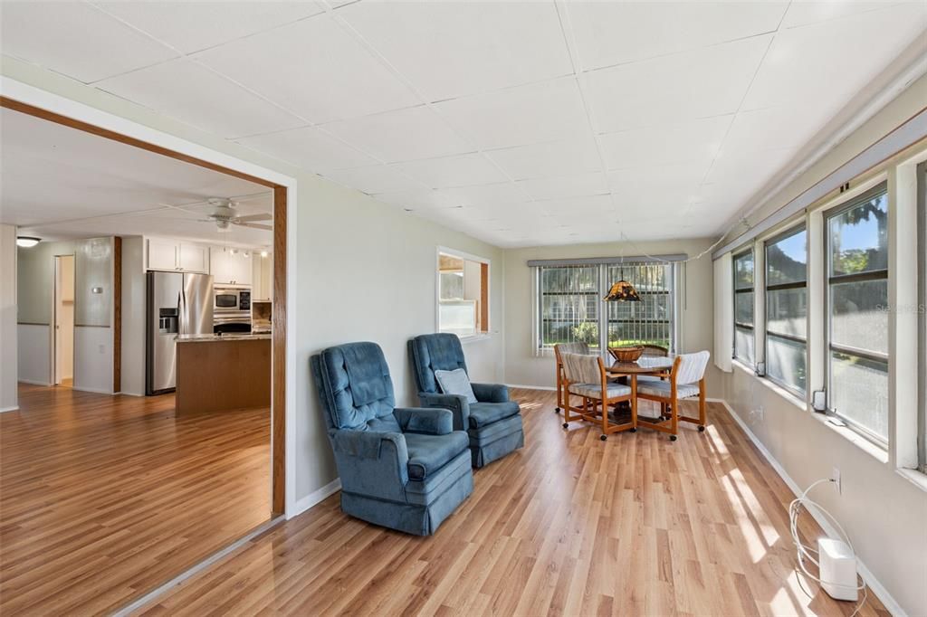 待售: $164,900 (2 贝兹, 2 浴室, 1104 平方英尺)