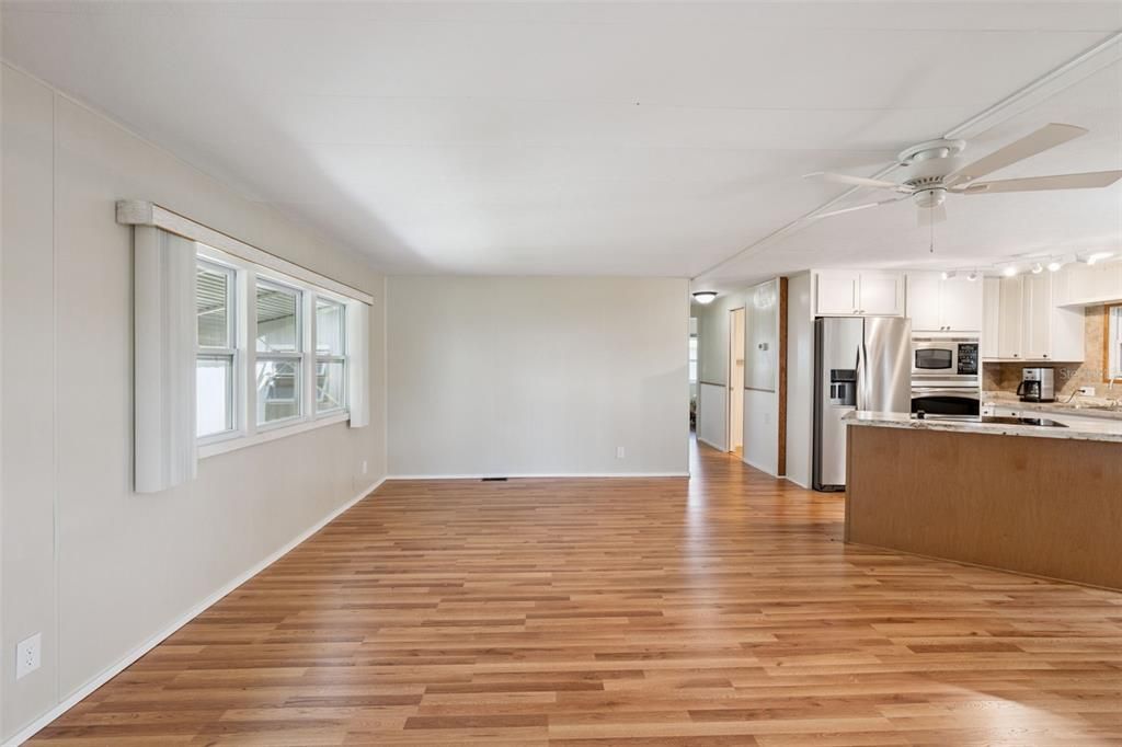 待售: $164,900 (2 贝兹, 2 浴室, 1104 平方英尺)