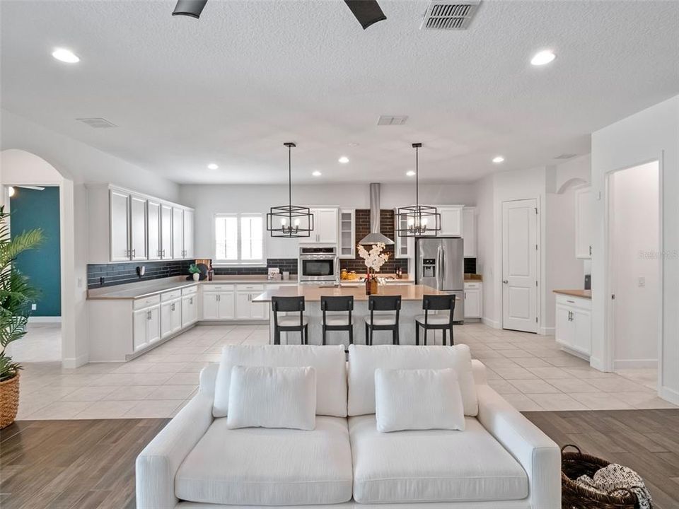 Activo con contrato: $814,000 (5 camas, 4 baños, 3097 Pies cuadrados)