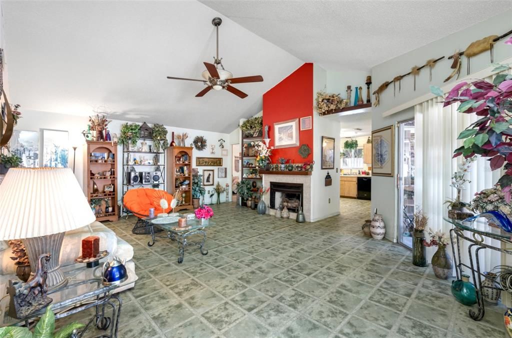 Activo con contrato: $345,500 (2 camas, 2 baños, 1485 Pies cuadrados)