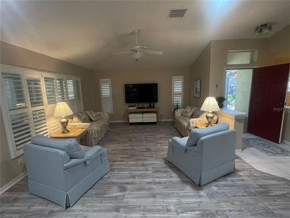 合同活跃: $2,450 (2 贝兹, 2 浴室, 1530 平方英尺)