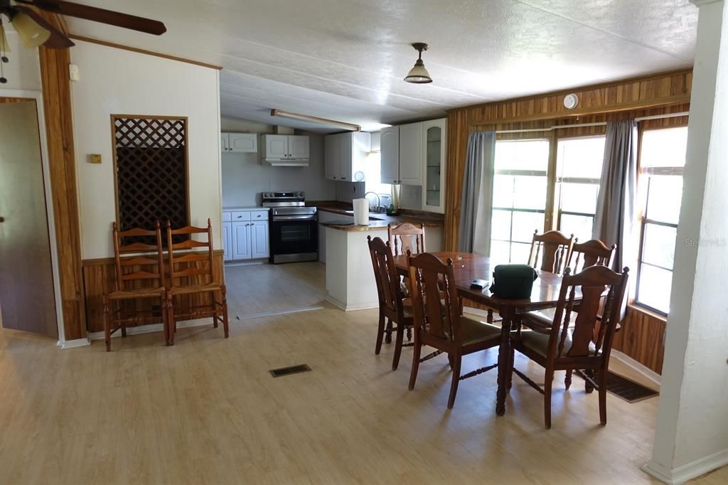 合同活跃: $175,000 (3 贝兹, 2 浴室, 1290 平方英尺)