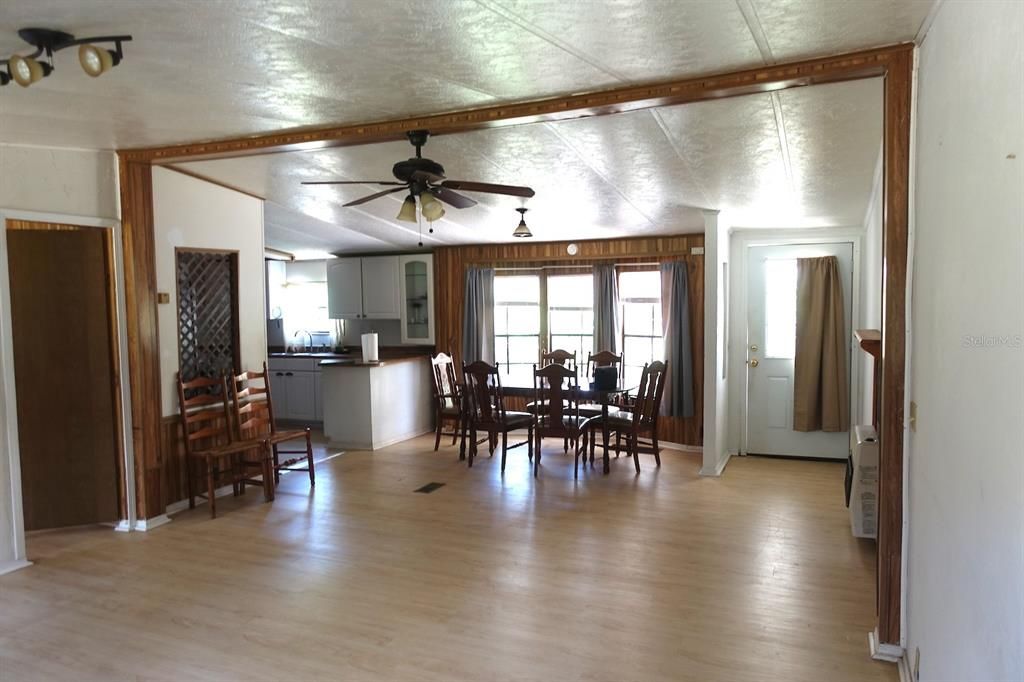 合同活跃: $175,000 (3 贝兹, 2 浴室, 1290 平方英尺)