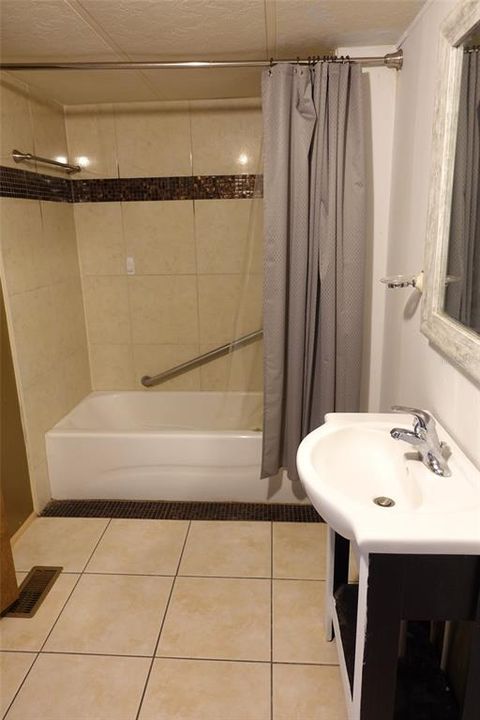 合同活跃: $175,000 (3 贝兹, 2 浴室, 1290 平方英尺)