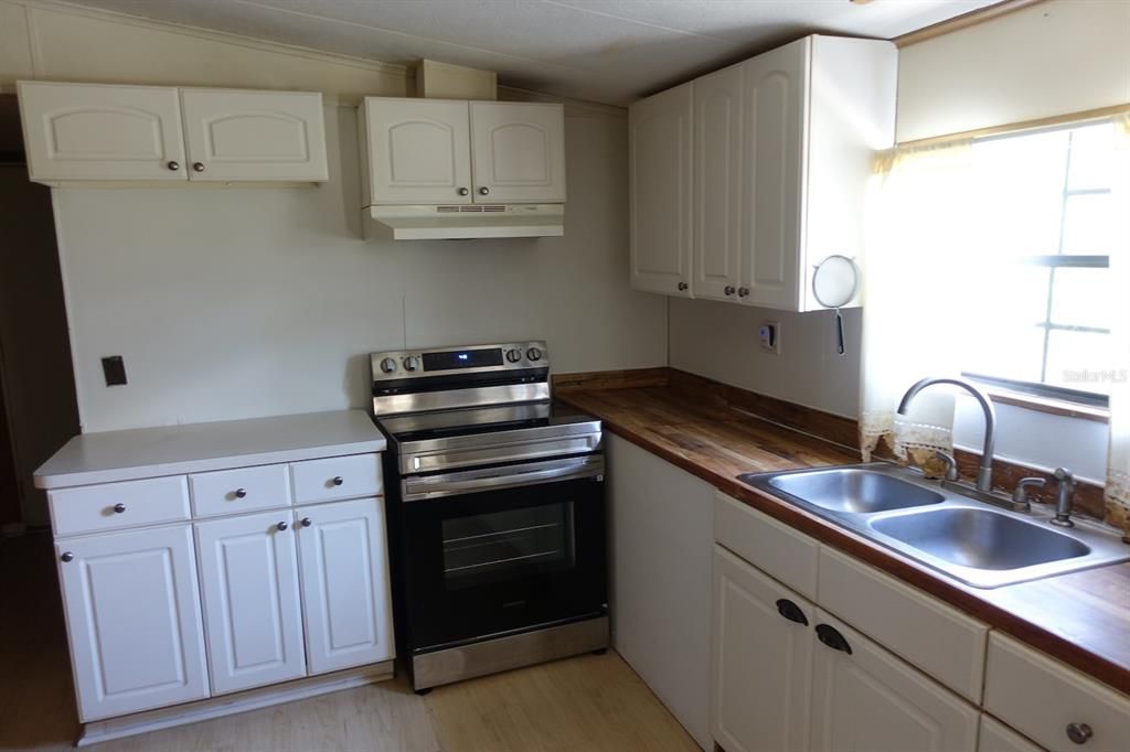 合同活跃: $175,000 (3 贝兹, 2 浴室, 1290 平方英尺)