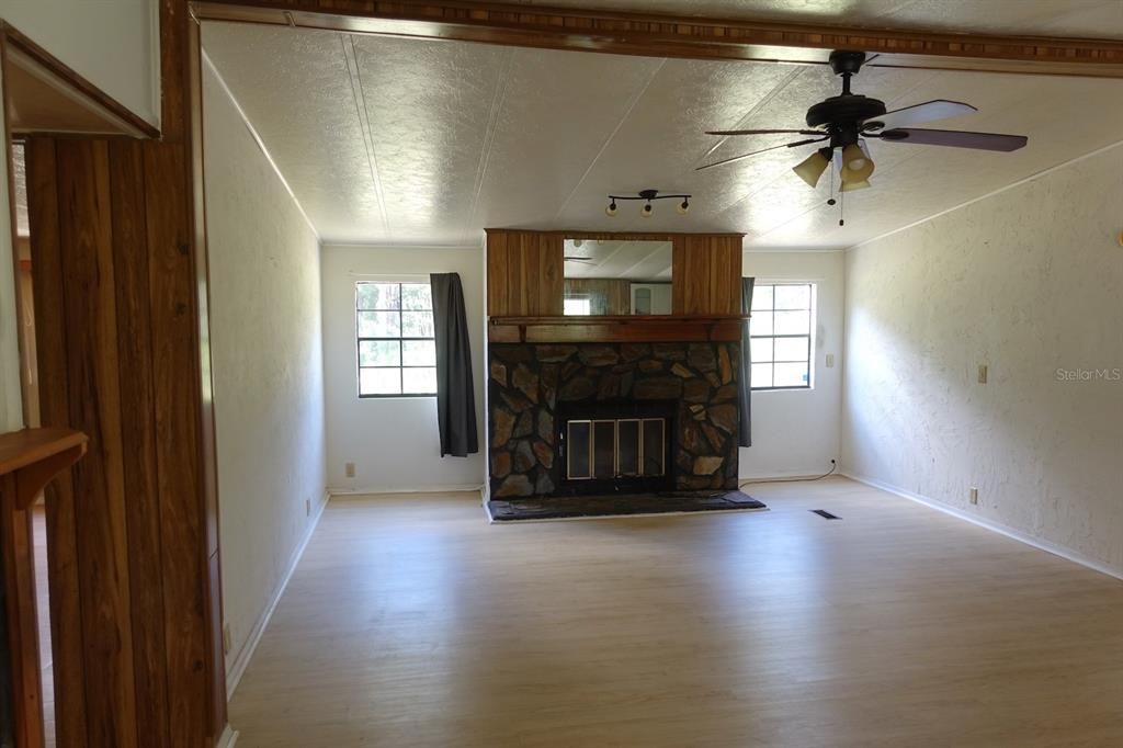 合同活跃: $175,000 (3 贝兹, 2 浴室, 1290 平方英尺)