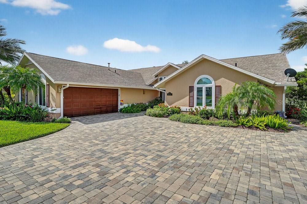 Под контрактом: $859,000 (3 спален, 2 ванн, 2545 Квадратных фут)