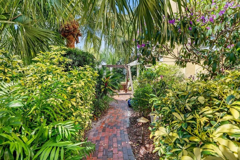 Под контрактом: $859,000 (3 спален, 2 ванн, 2545 Квадратных фут)