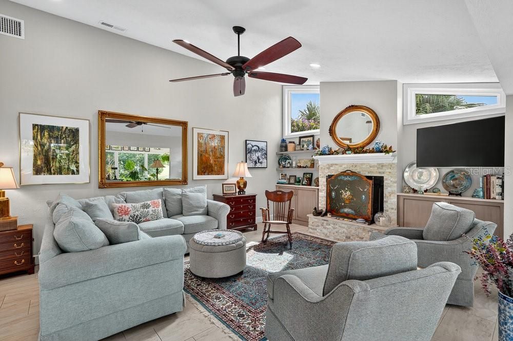 Под контрактом: $859,000 (3 спален, 2 ванн, 2545 Квадратных фут)