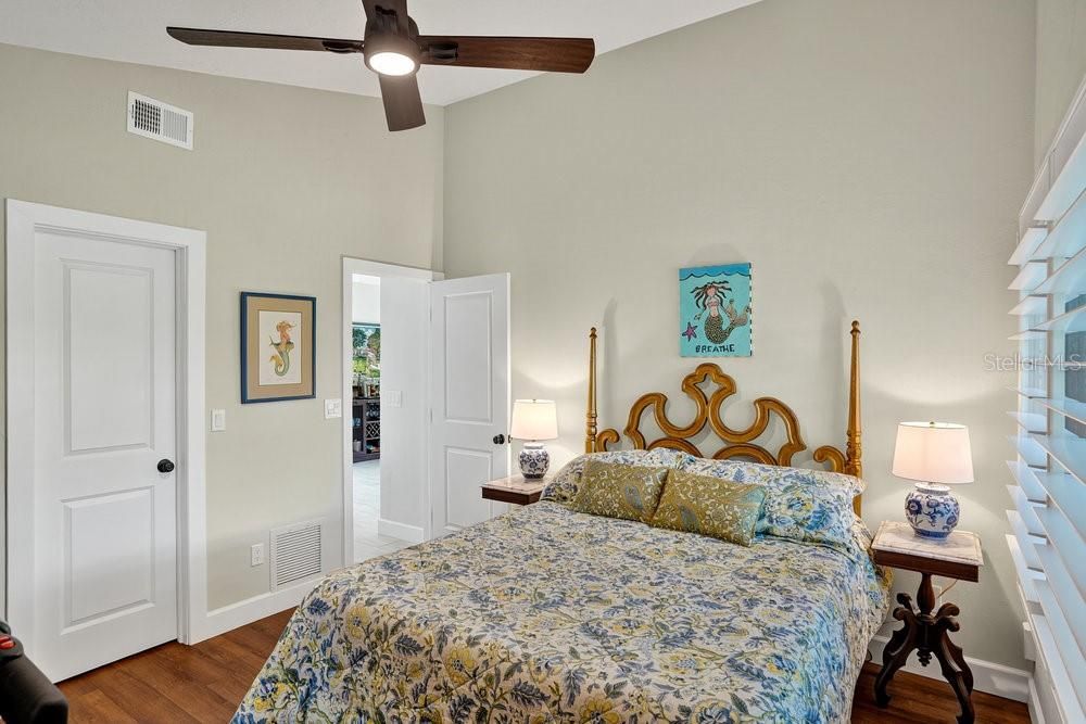 Под контрактом: $859,000 (3 спален, 2 ванн, 2545 Квадратных фут)