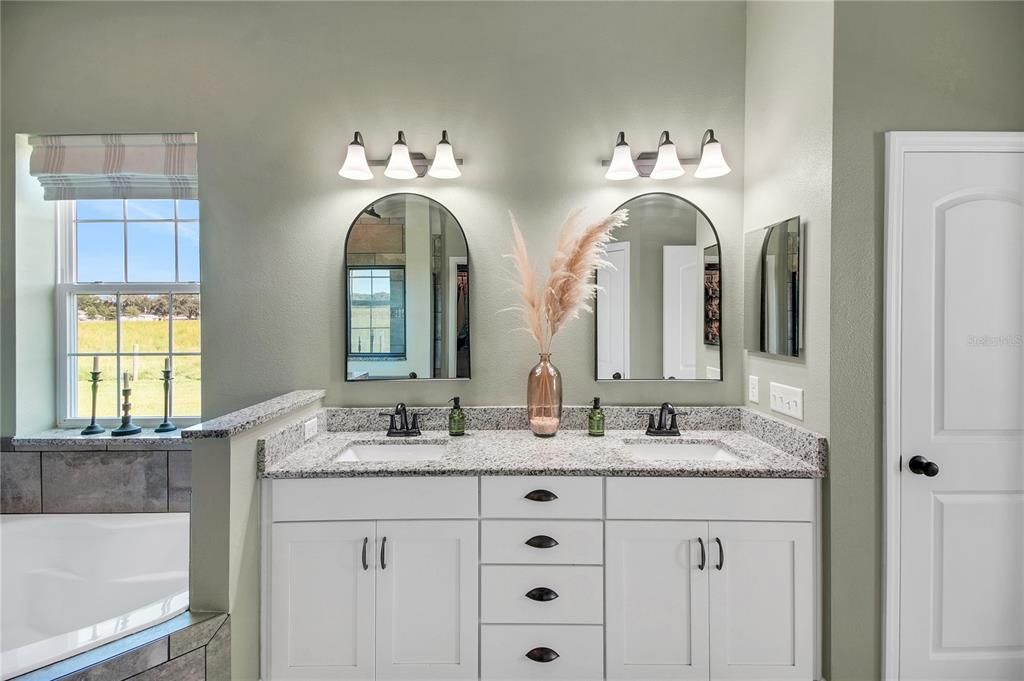 En Venta: $1,200,000 (4 camas, 3 baños, 2749 Pies cuadrados)