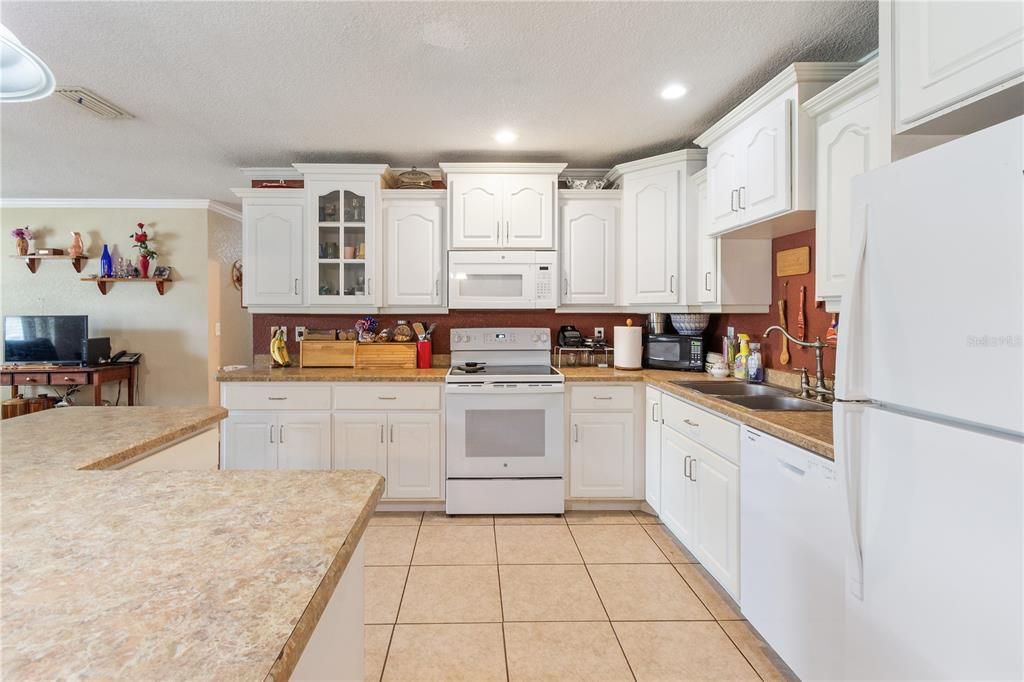 For Sale: $228,000 (3 beds, 2 baths, 1625 Square Feet)