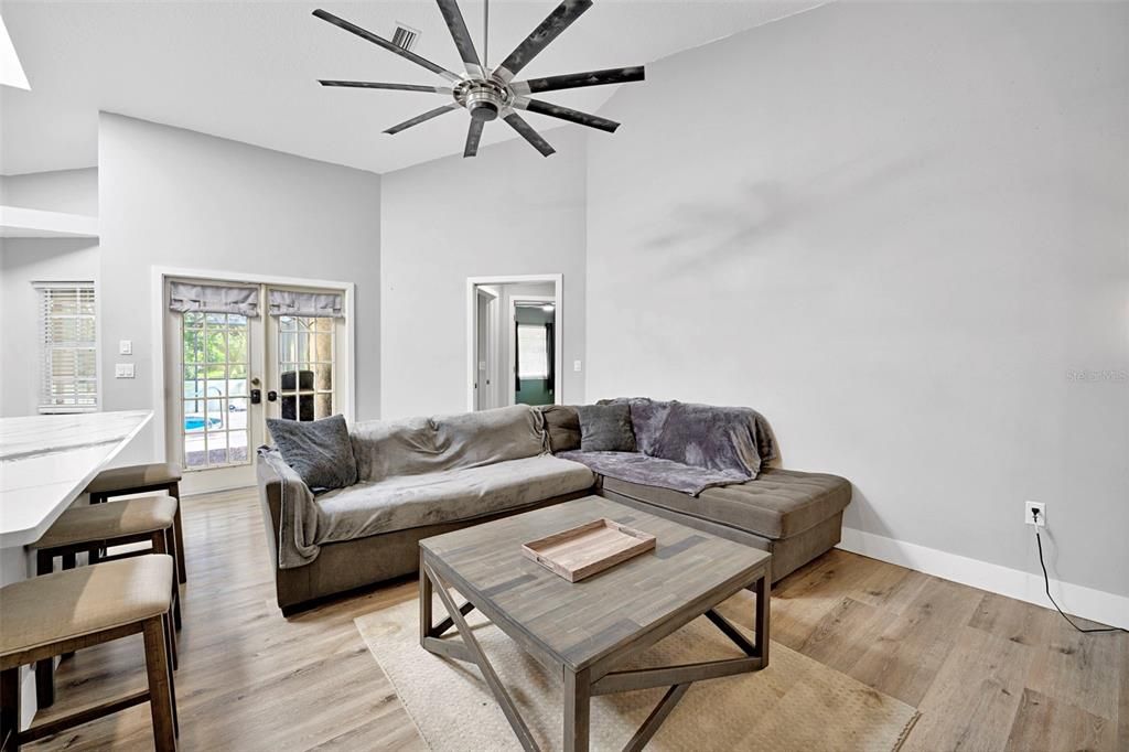 Activo con contrato: $575,000 (3 camas, 2 baños, 1839 Pies cuadrados)