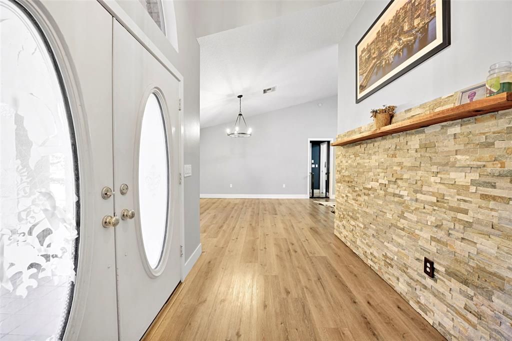 Activo con contrato: $575,000 (3 camas, 2 baños, 1839 Pies cuadrados)