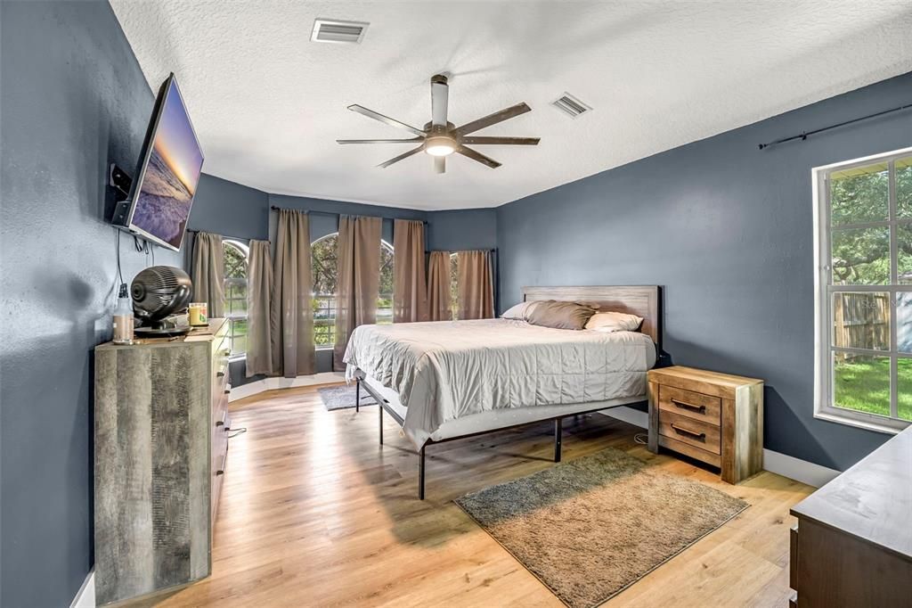 Activo con contrato: $575,000 (3 camas, 2 baños, 1839 Pies cuadrados)