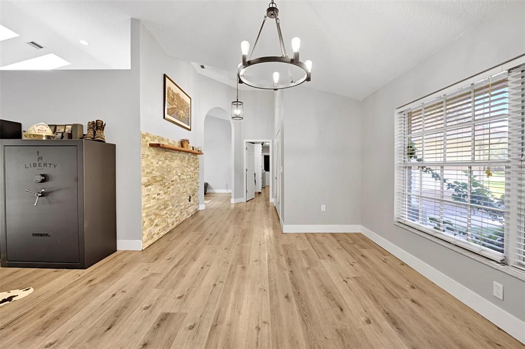 Activo con contrato: $575,000 (3 camas, 2 baños, 1839 Pies cuadrados)