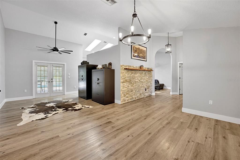 Activo con contrato: $575,000 (3 camas, 2 baños, 1839 Pies cuadrados)