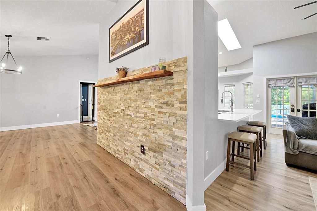 Activo con contrato: $575,000 (3 camas, 2 baños, 1839 Pies cuadrados)