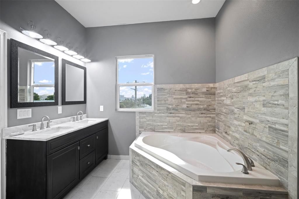 Под контрактом: $369,900 (3 спален, 2 ванн, 2200 Квадратных фут)