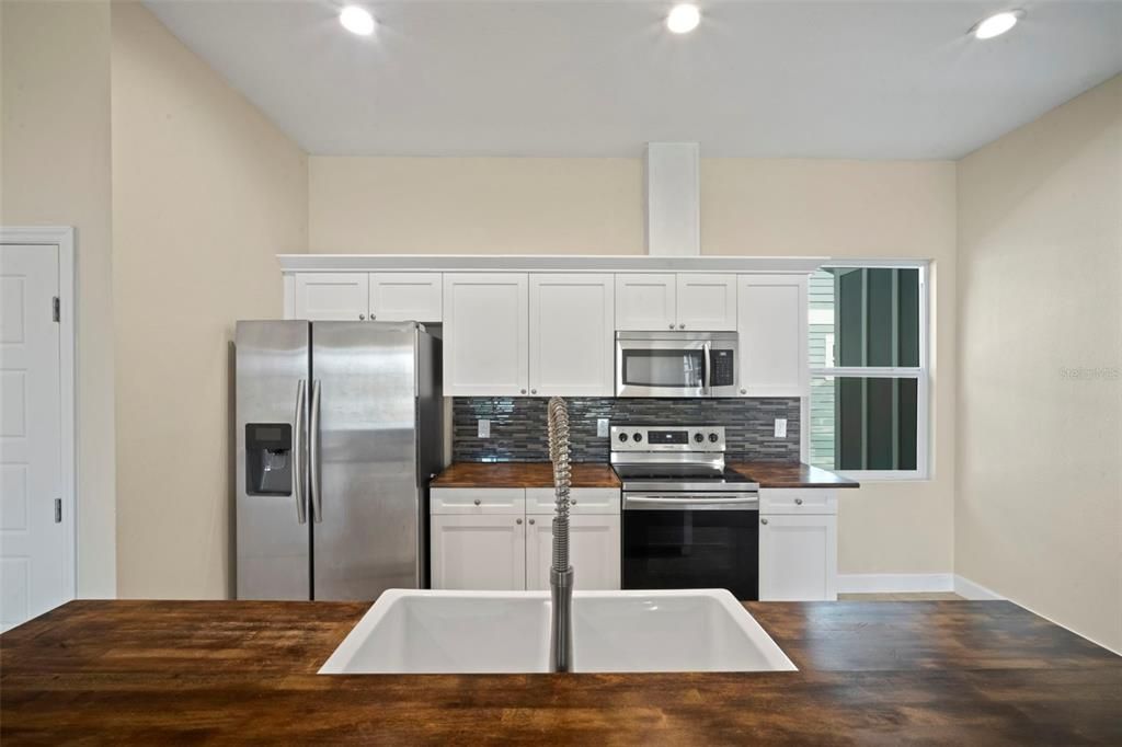 Под контрактом: $369,900 (3 спален, 2 ванн, 2200 Квадратных фут)