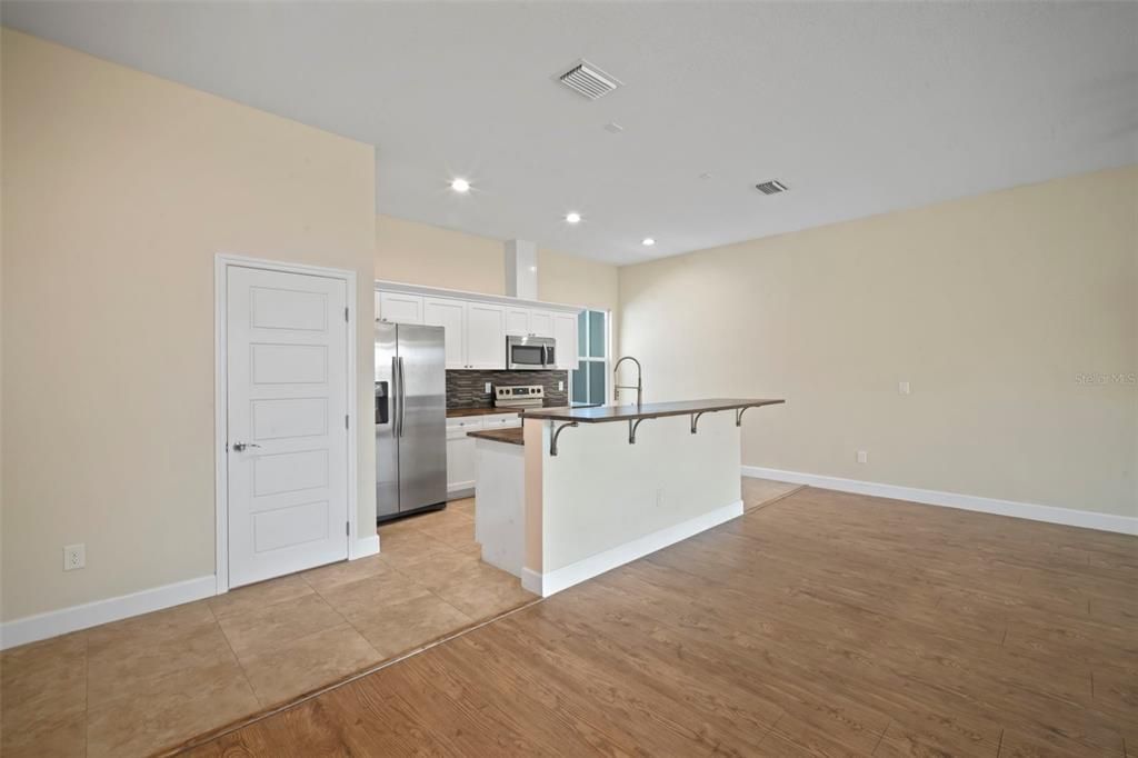 Под контрактом: $369,900 (3 спален, 2 ванн, 2200 Квадратных фут)