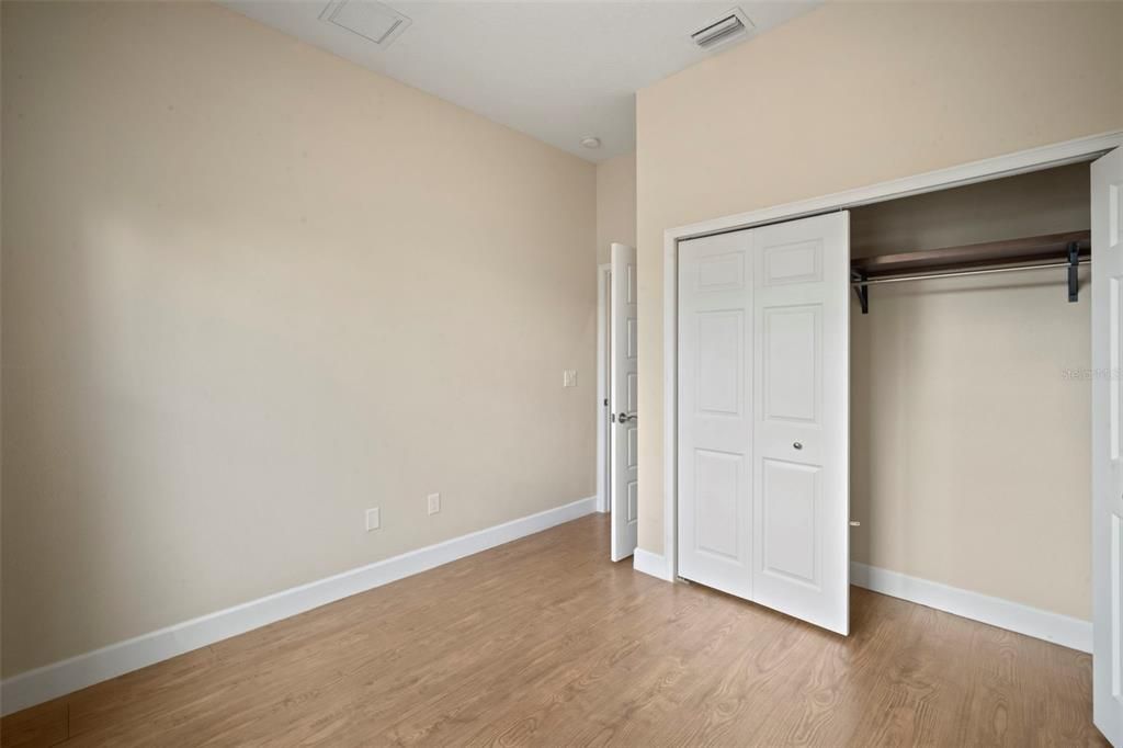 Под контрактом: $369,900 (3 спален, 2 ванн, 2200 Квадратных фут)