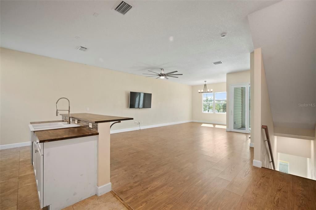 Под контрактом: $369,900 (3 спален, 2 ванн, 2200 Квадратных фут)