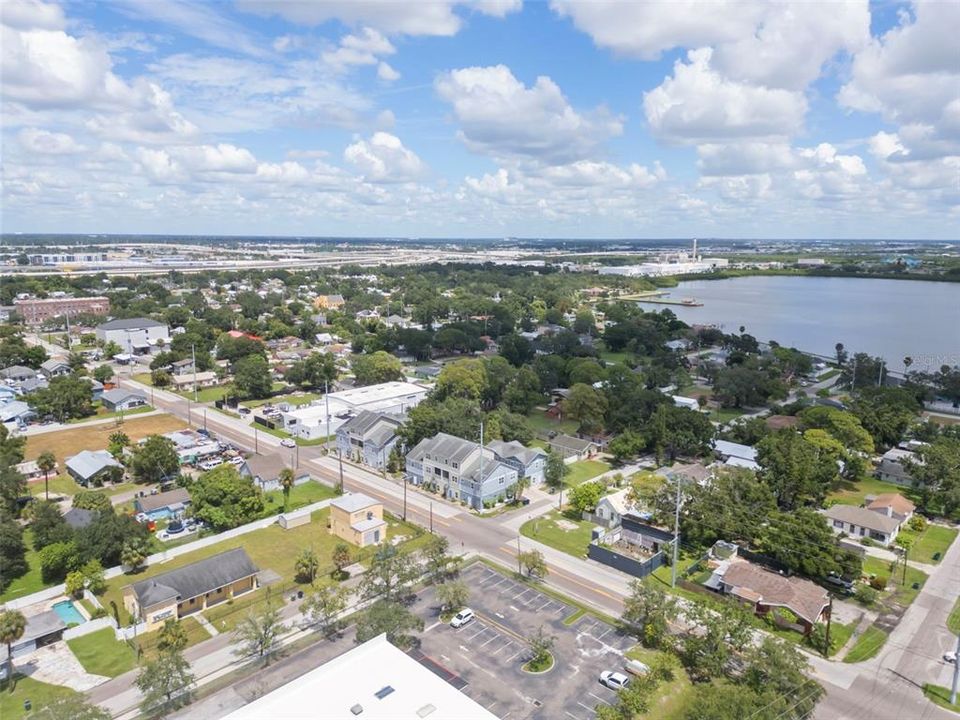 Под контрактом: $369,900 (3 спален, 2 ванн, 2200 Квадратных фут)