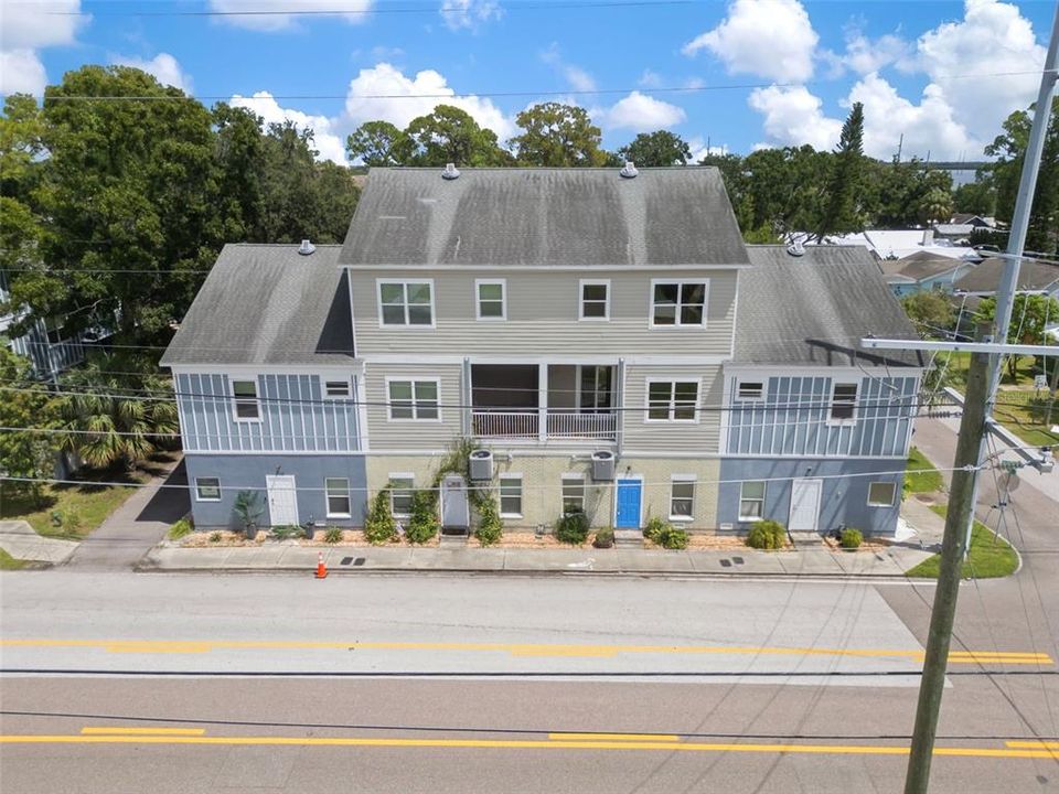 Под контрактом: $369,900 (3 спален, 2 ванн, 2200 Квадратных фут)