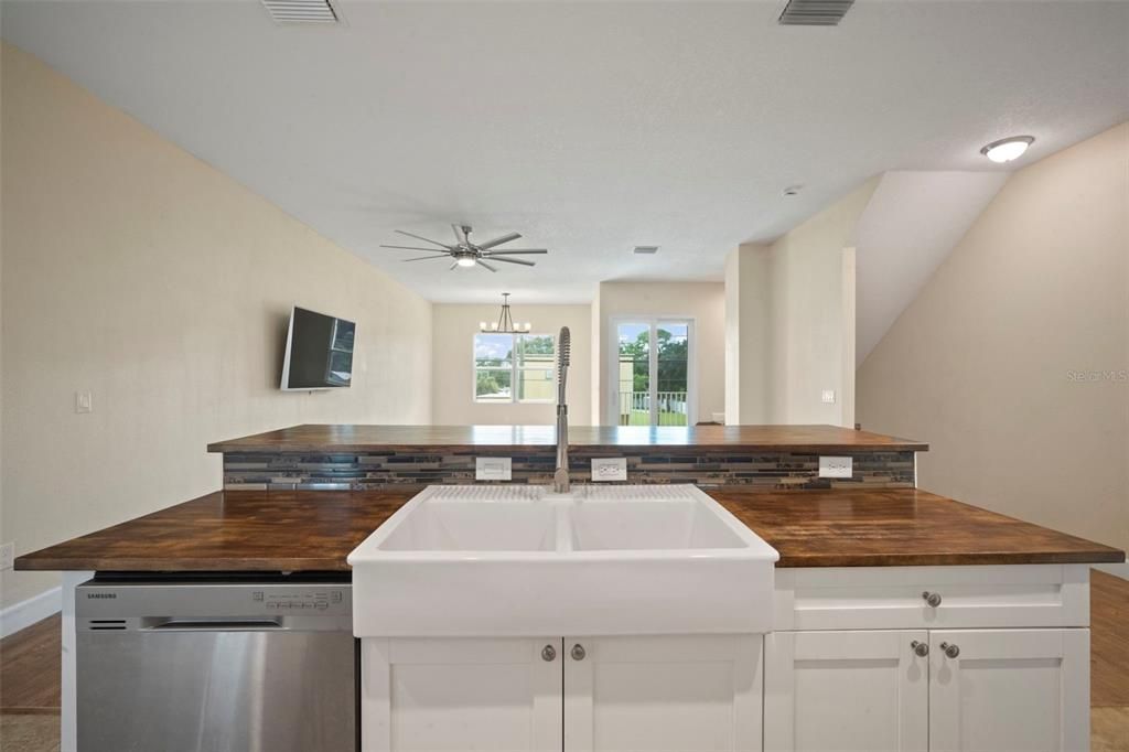 Под контрактом: $369,900 (3 спален, 2 ванн, 2200 Квадратных фут)