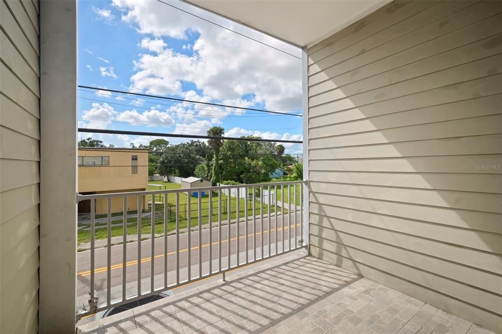 Под контрактом: $369,900 (3 спален, 2 ванн, 2200 Квадратных фут)