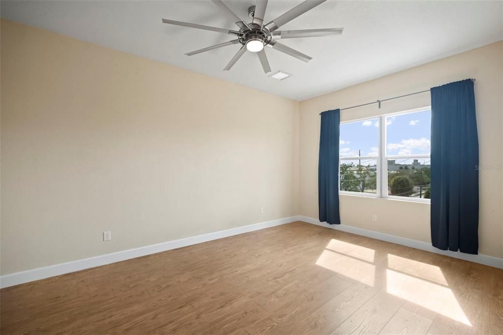 Под контрактом: $369,900 (3 спален, 2 ванн, 2200 Квадратных фут)