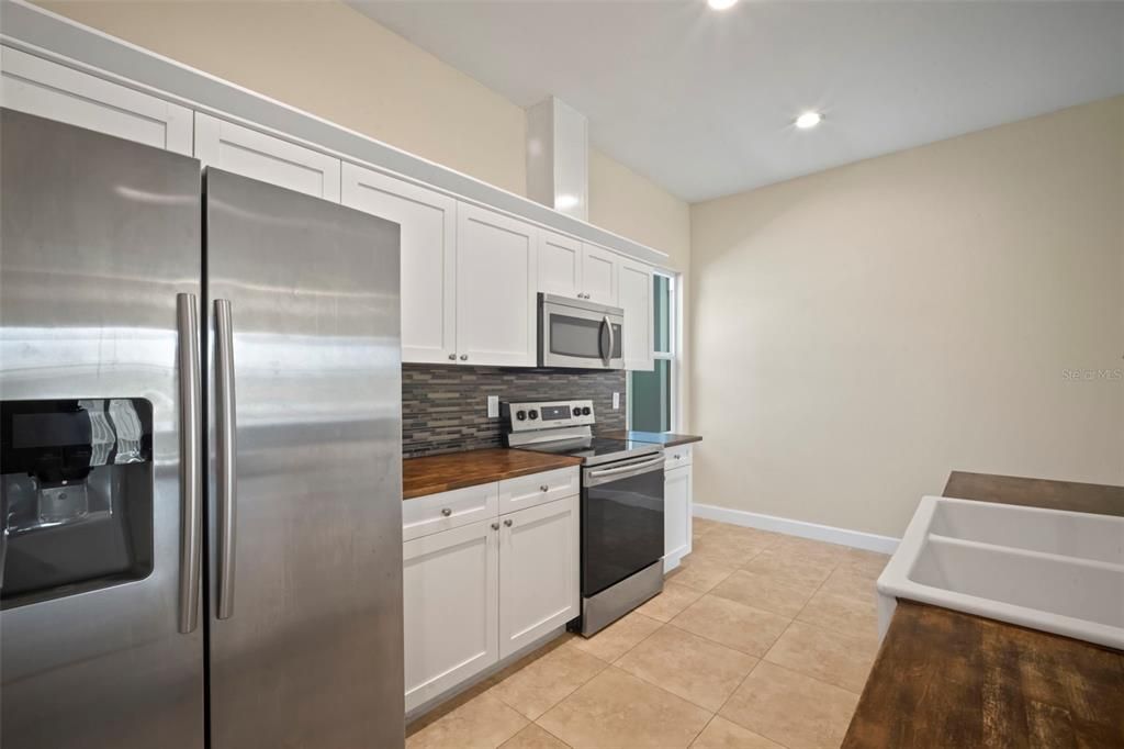 Под контрактом: $369,900 (3 спален, 2 ванн, 2200 Квадратных фут)