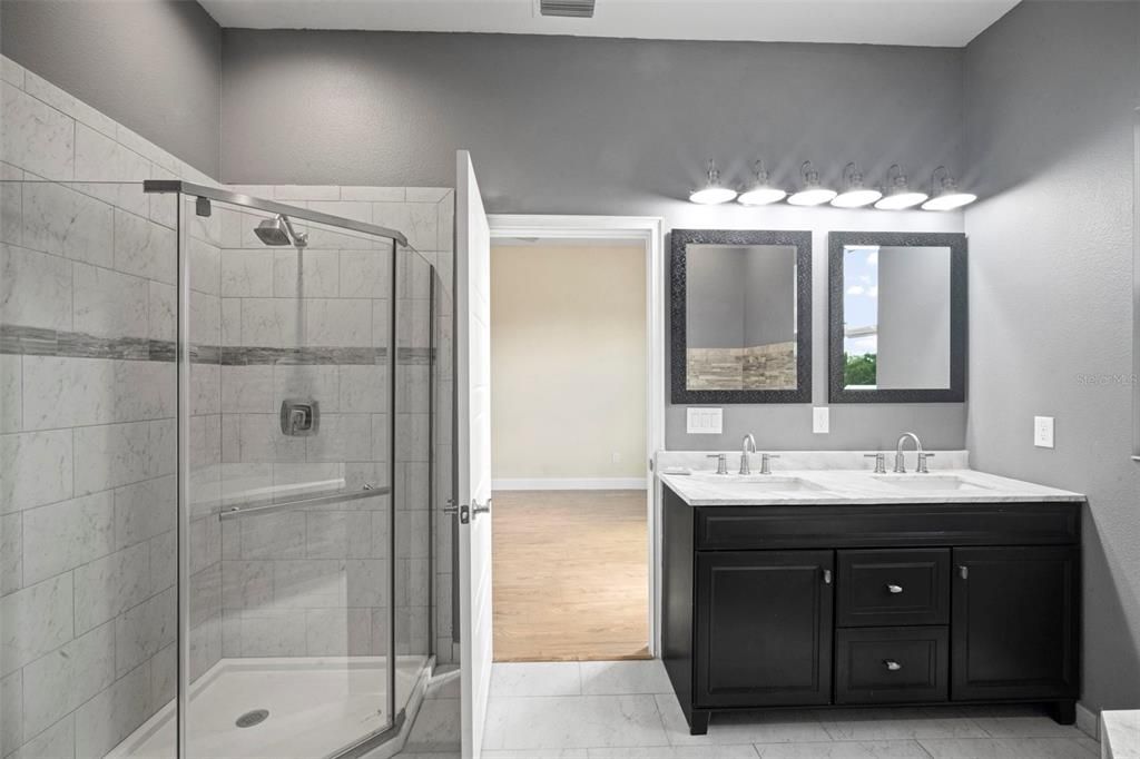 Под контрактом: $369,900 (3 спален, 2 ванн, 2200 Квадратных фут)