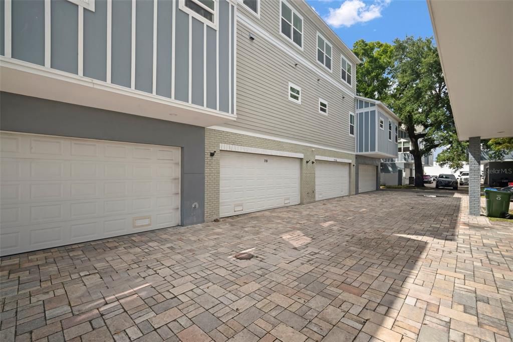 Под контрактом: $369,900 (3 спален, 2 ванн, 2200 Квадратных фут)