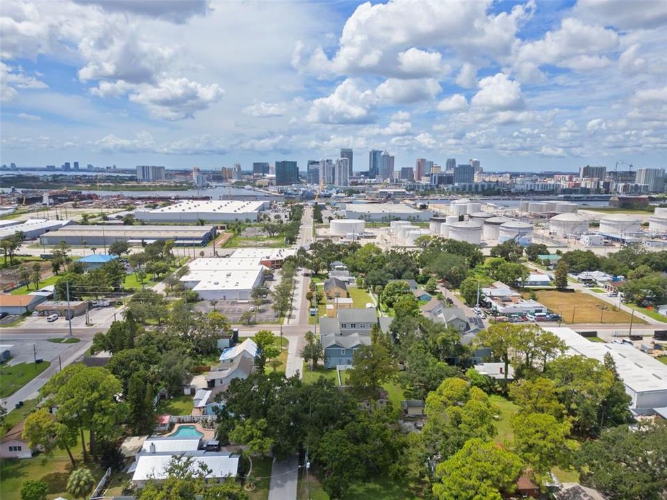 Под контрактом: $369,900 (3 спален, 2 ванн, 2200 Квадратных фут)