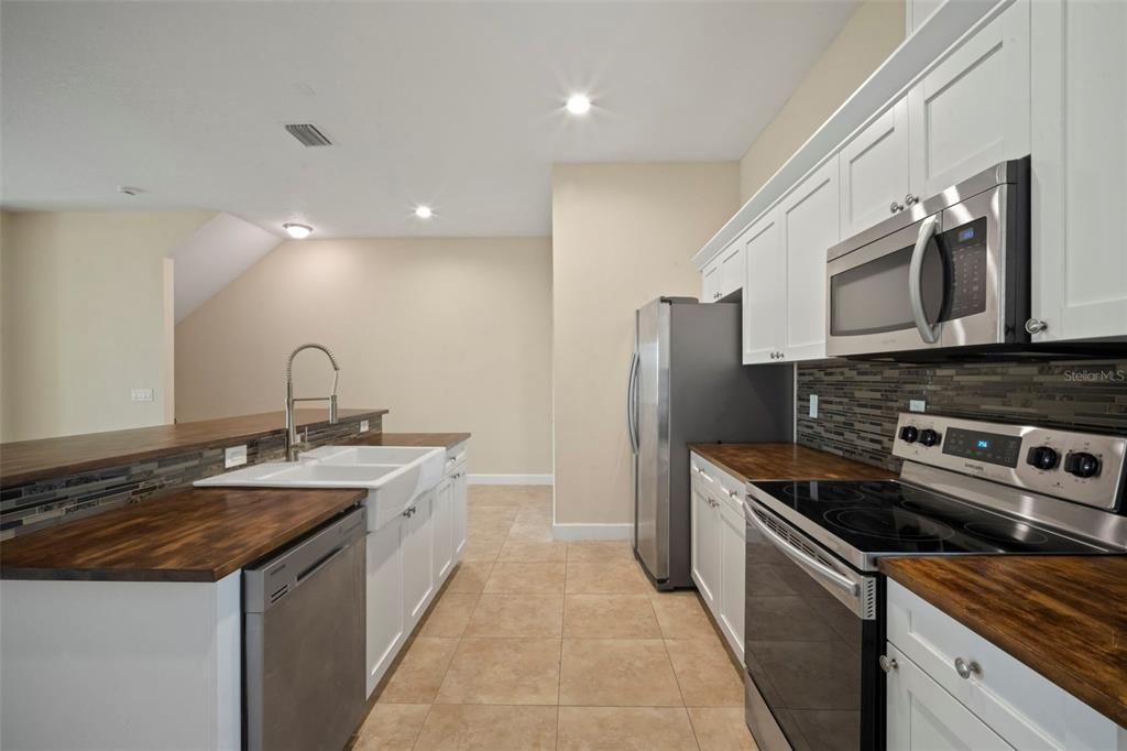 Под контрактом: $369,900 (3 спален, 2 ванн, 2200 Квадратных фут)