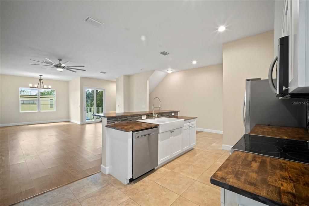 Под контрактом: $369,900 (3 спален, 2 ванн, 2200 Квадратных фут)