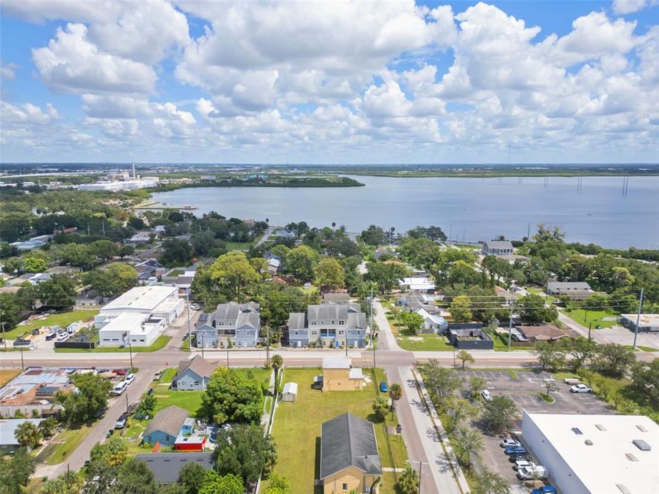 Под контрактом: $369,900 (3 спален, 2 ванн, 2200 Квадратных фут)