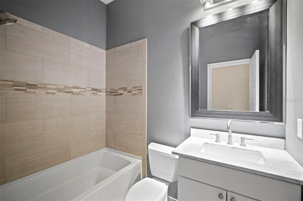 Под контрактом: $369,900 (3 спален, 2 ванн, 2200 Квадратных фут)