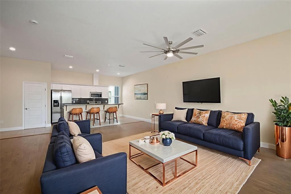 Под контрактом: $369,900 (3 спален, 2 ванн, 2200 Квадратных фут)