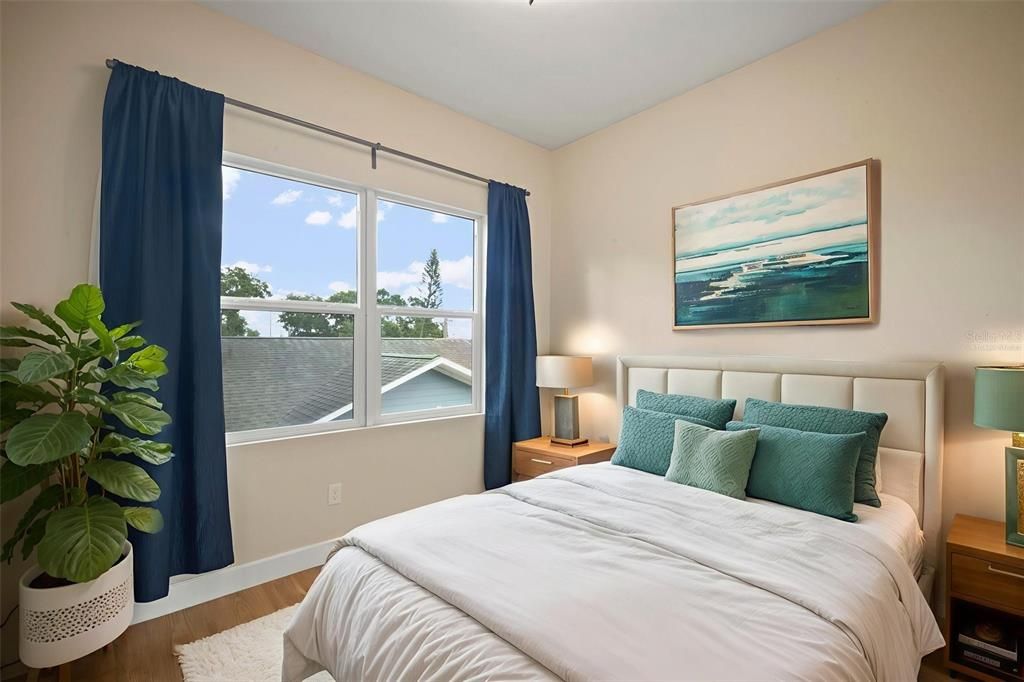 Под контрактом: $369,900 (3 спален, 2 ванн, 2200 Квадратных фут)