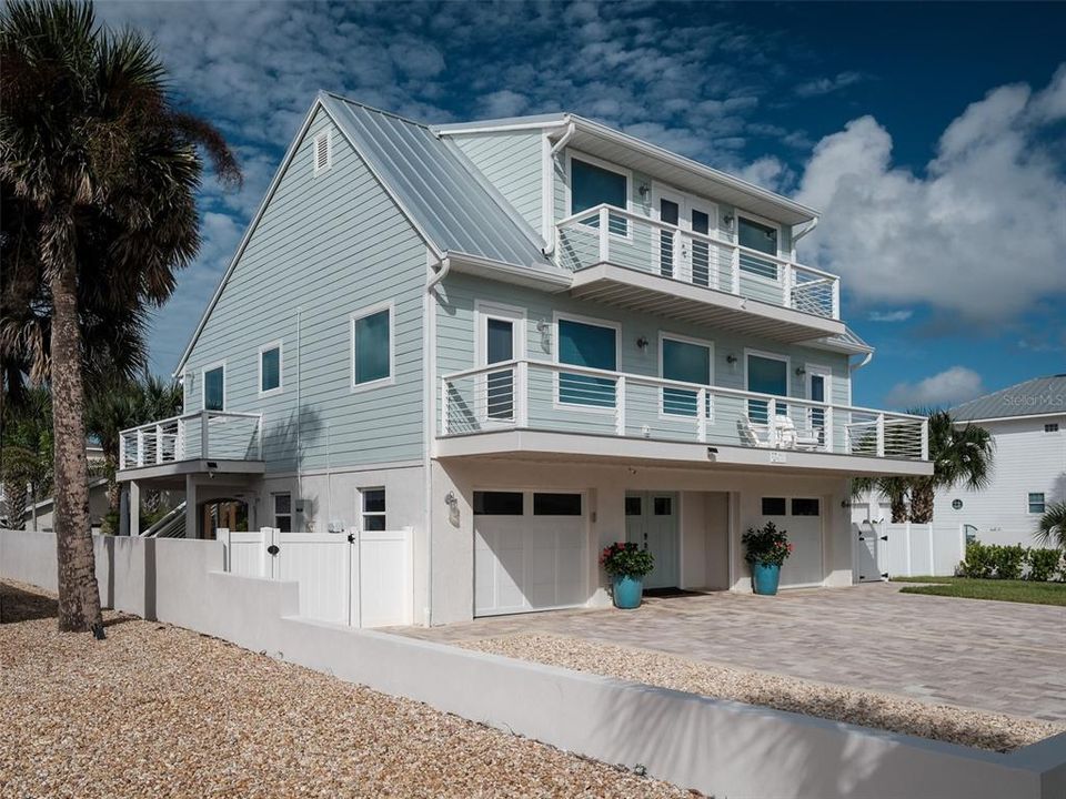 En Venta: $1,950,000 (3 camas, 3 baños, 2424 Pies cuadrados)