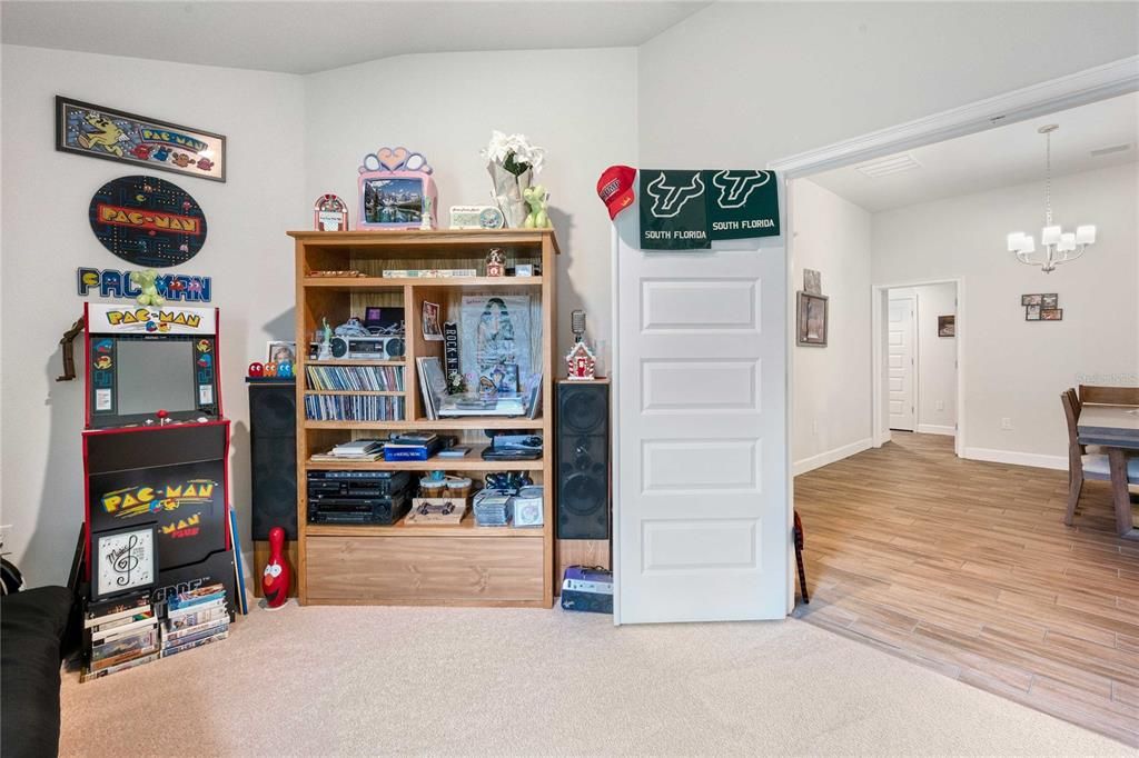 На продажу: $375,000 (4 спален, 2 ванн, 2017 Квадратных фут)