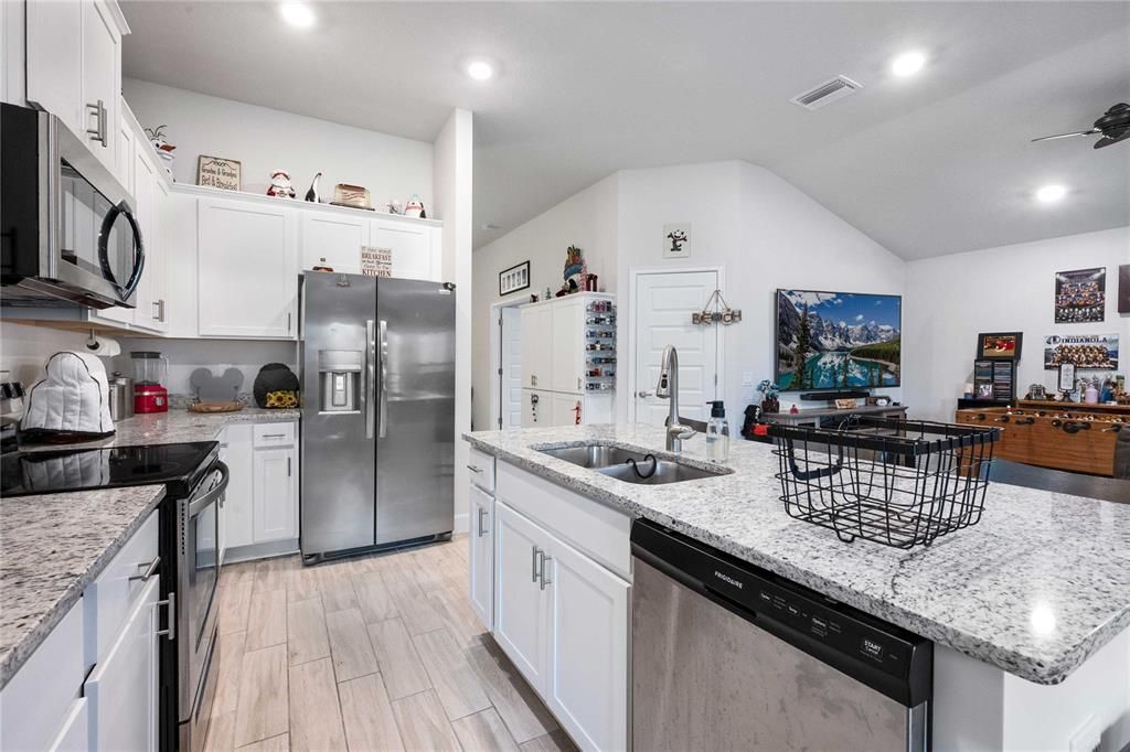 На продажу: $375,000 (4 спален, 2 ванн, 2017 Квадратных фут)