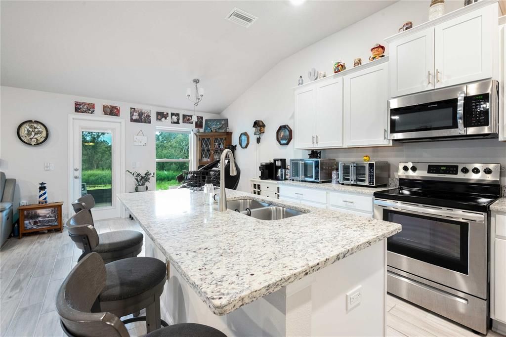 На продажу: $375,000 (4 спален, 2 ванн, 2017 Квадратных фут)