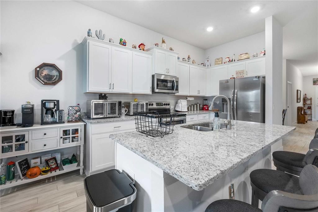 На продажу: $375,000 (4 спален, 2 ванн, 2017 Квадратных фут)