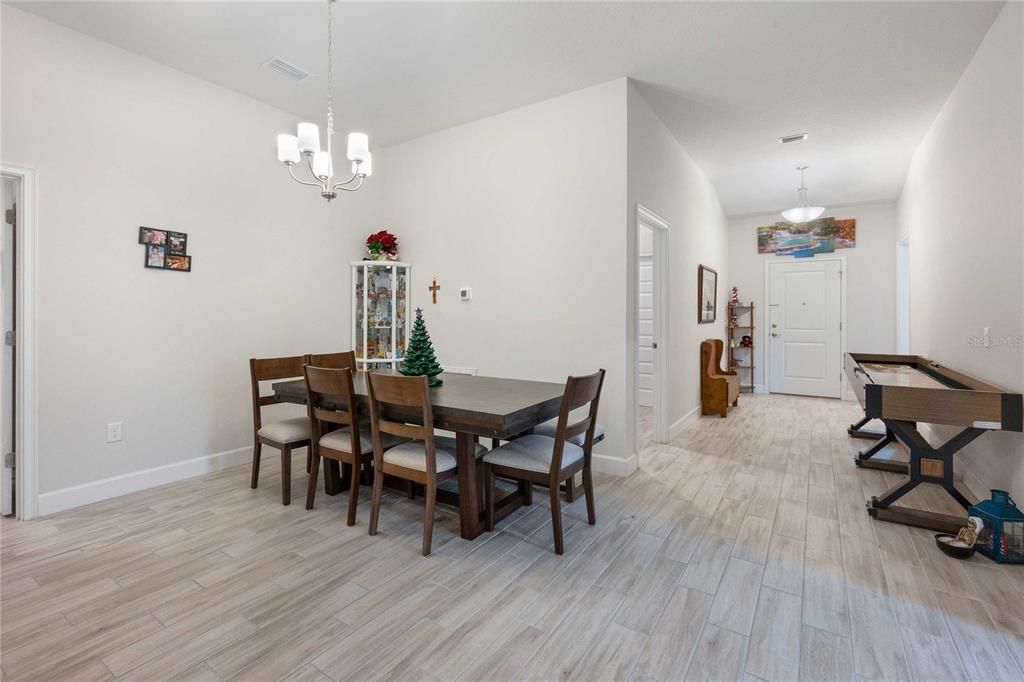 На продажу: $375,000 (4 спален, 2 ванн, 2017 Квадратных фут)