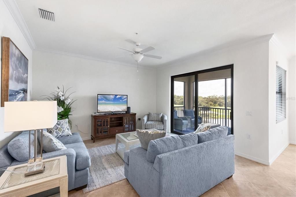 合同活跃: $289,900 (2 贝兹, 2 浴室, 1142 平方英尺)